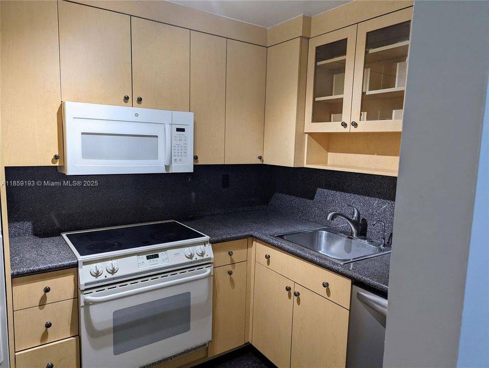 For Sale: $399,900 (1 beds, 1 baths, 616 Square Feet)
