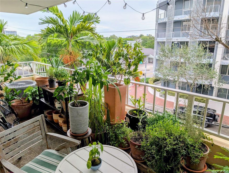 For Sale: $399,900 (1 beds, 1 baths, 616 Square Feet)