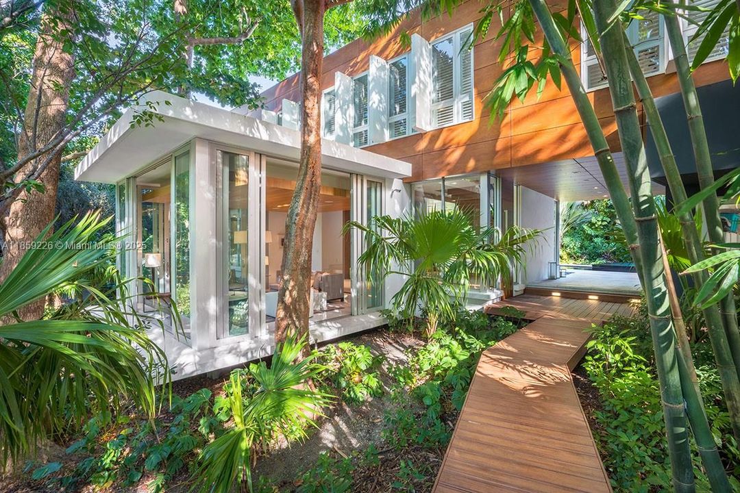 出租: $55,000 (6 贝兹, 7 浴室, 5376 平方英尺)