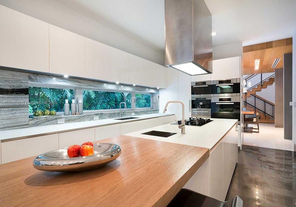 出租: $55,000 (6 贝兹, 7 浴室, 5376 平方英尺)