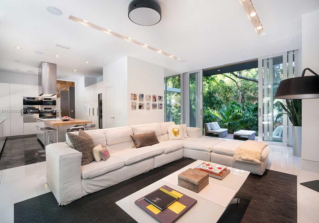 出租: $55,000 (6 贝兹, 7 浴室, 5376 平方英尺)