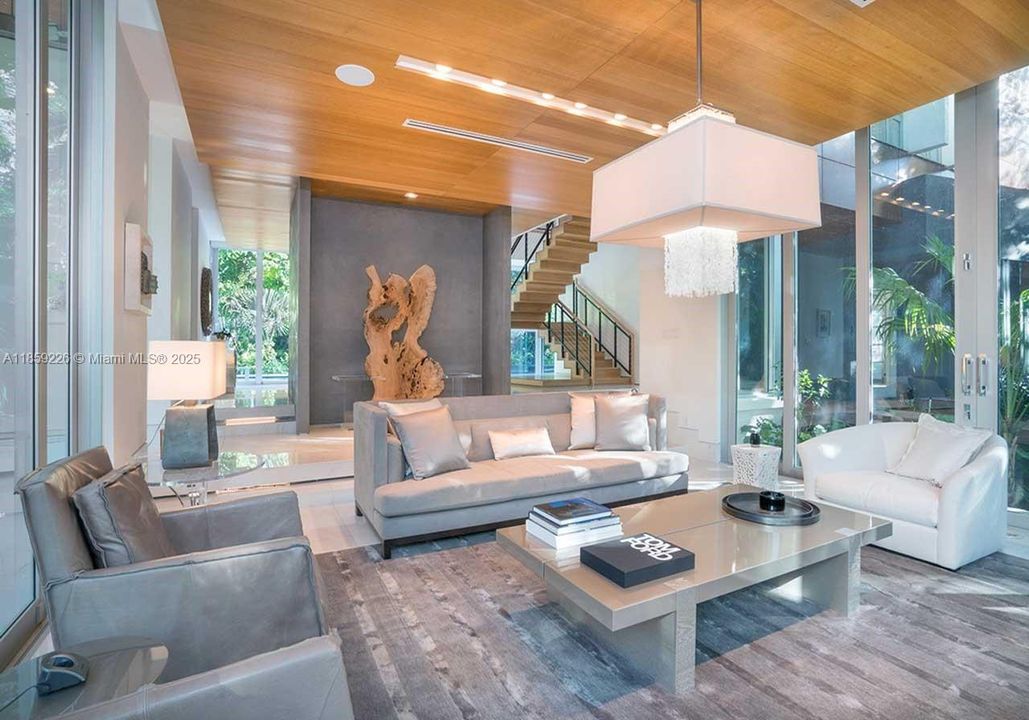 出租: $55,000 (6 贝兹, 7 浴室, 5376 平方英尺)