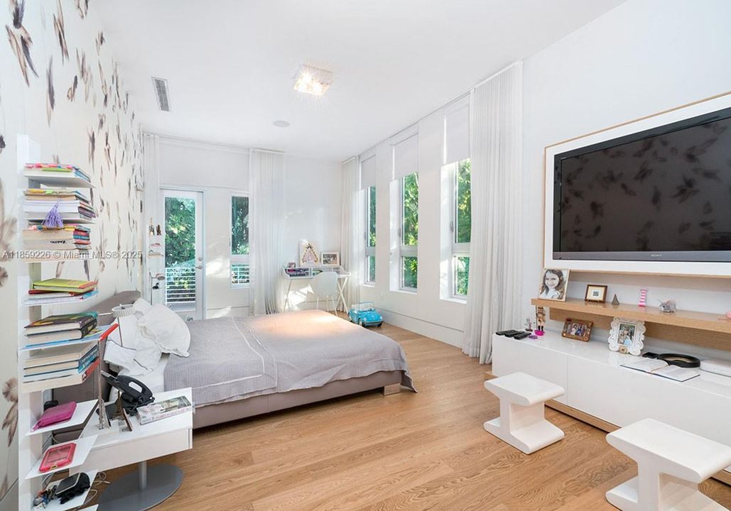 出租: $55,000 (6 贝兹, 7 浴室, 5376 平方英尺)