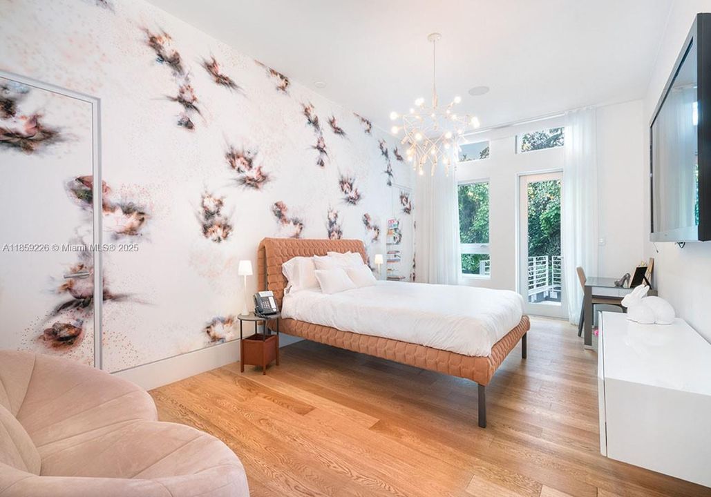 出租: $55,000 (6 贝兹, 7 浴室, 5376 平方英尺)