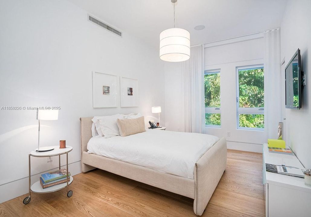 出租: $55,000 (6 贝兹, 7 浴室, 5376 平方英尺)