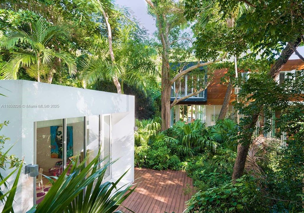 出租: $55,000 (6 贝兹, 7 浴室, 5376 平方英尺)