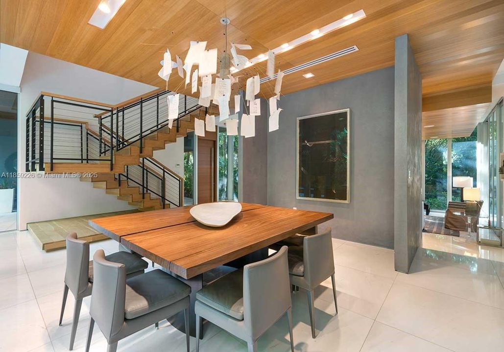 出租: $55,000 (6 贝兹, 7 浴室, 5376 平方英尺)