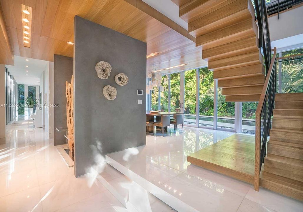 出租: $55,000 (6 贝兹, 7 浴室, 5376 平方英尺)