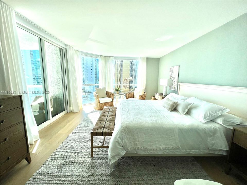 Activo con contrato: $14,000 (3 camas, 3 baños, 2340 Pies cuadrados)