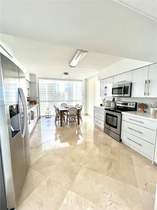 Activo con contrato: $14,000 (3 camas, 3 baños, 2340 Pies cuadrados)