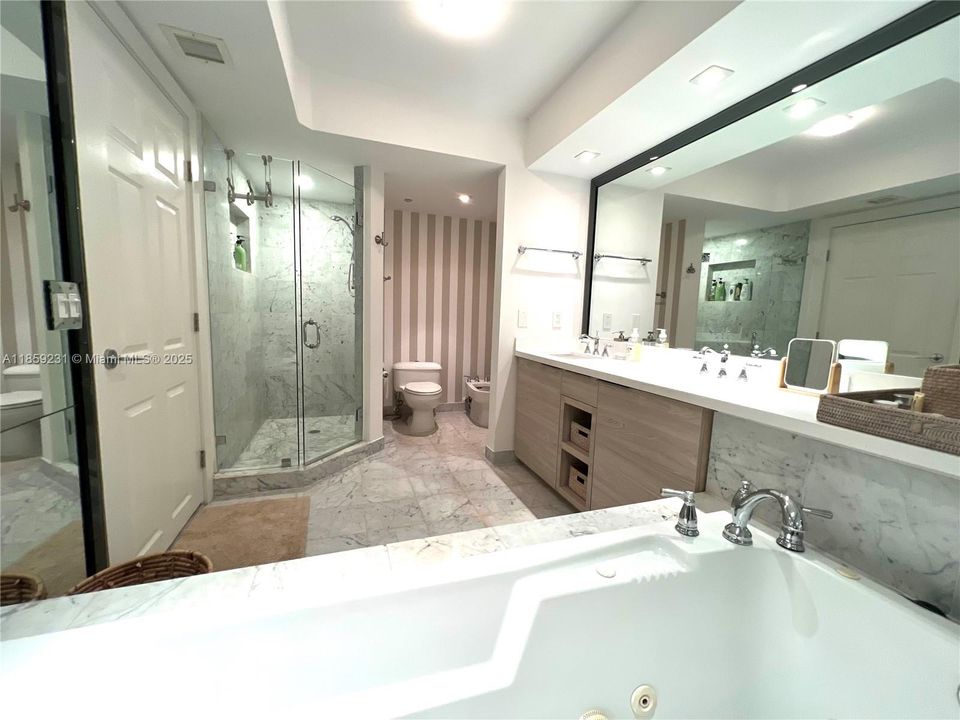 Activo con contrato: $14,000 (3 camas, 3 baños, 2340 Pies cuadrados)