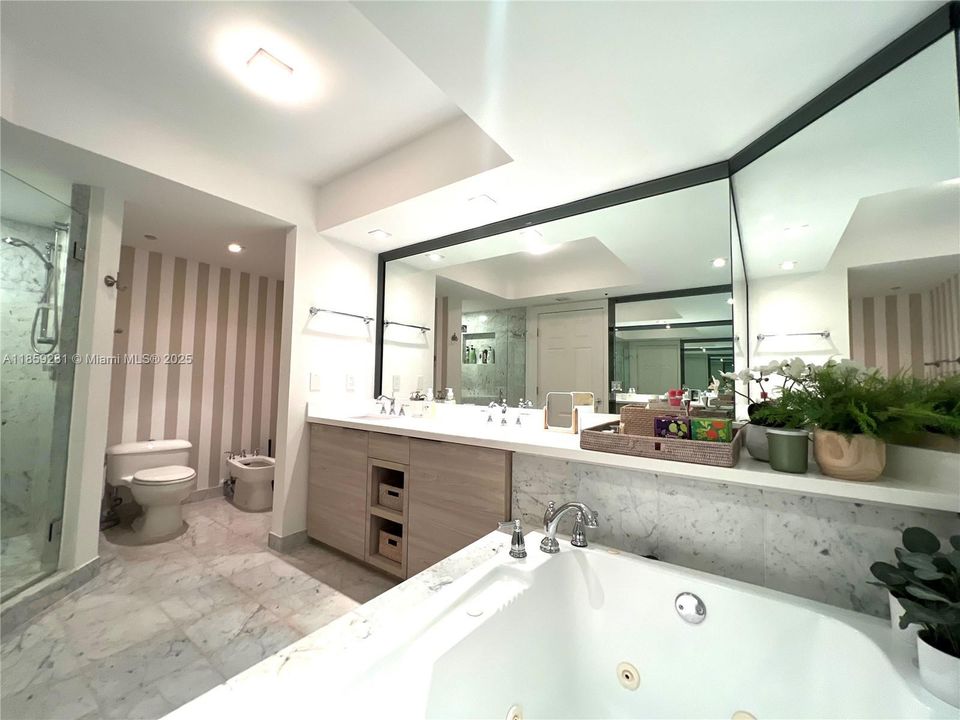 Activo con contrato: $14,000 (3 camas, 3 baños, 2340 Pies cuadrados)