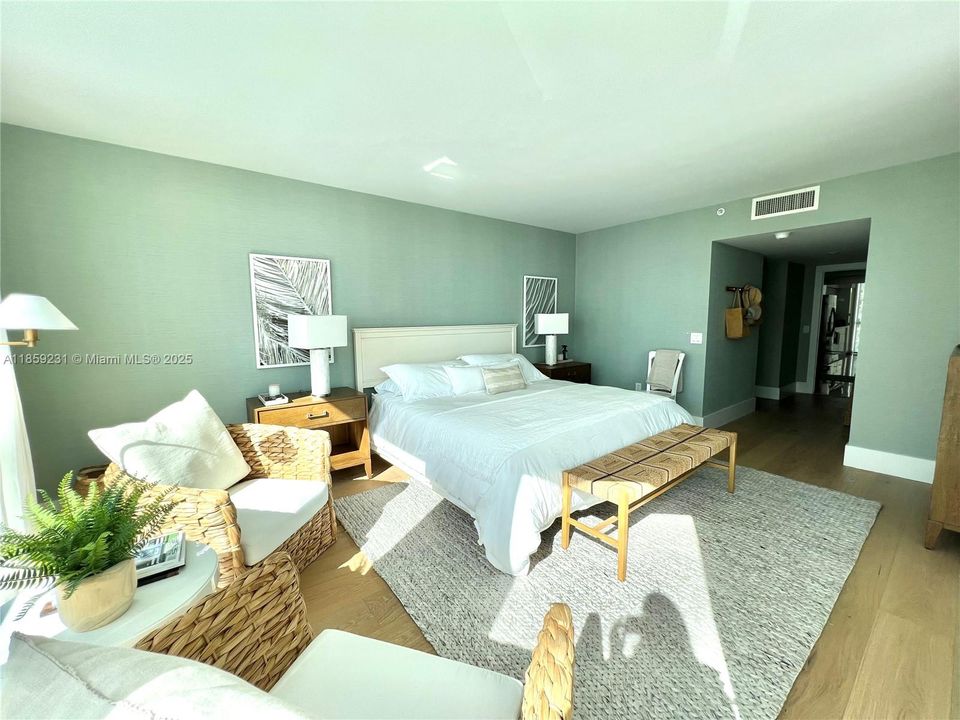 Activo con contrato: $14,000 (3 camas, 3 baños, 2340 Pies cuadrados)