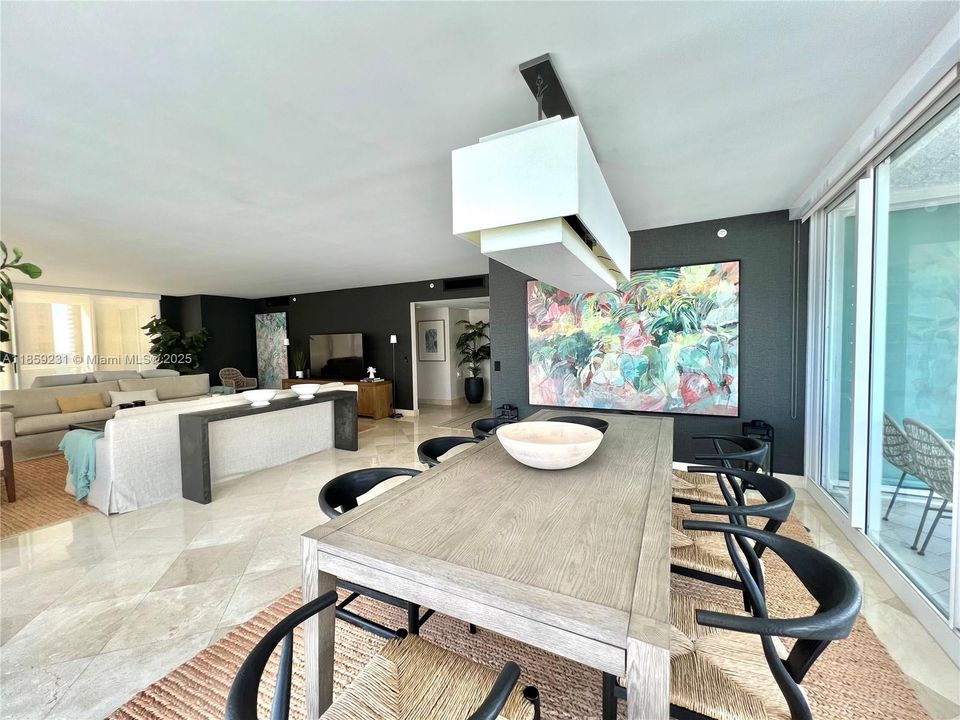 Activo con contrato: $14,000 (3 camas, 3 baños, 2340 Pies cuadrados)