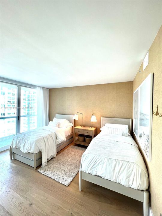 Activo con contrato: $14,000 (3 camas, 3 baños, 2340 Pies cuadrados)