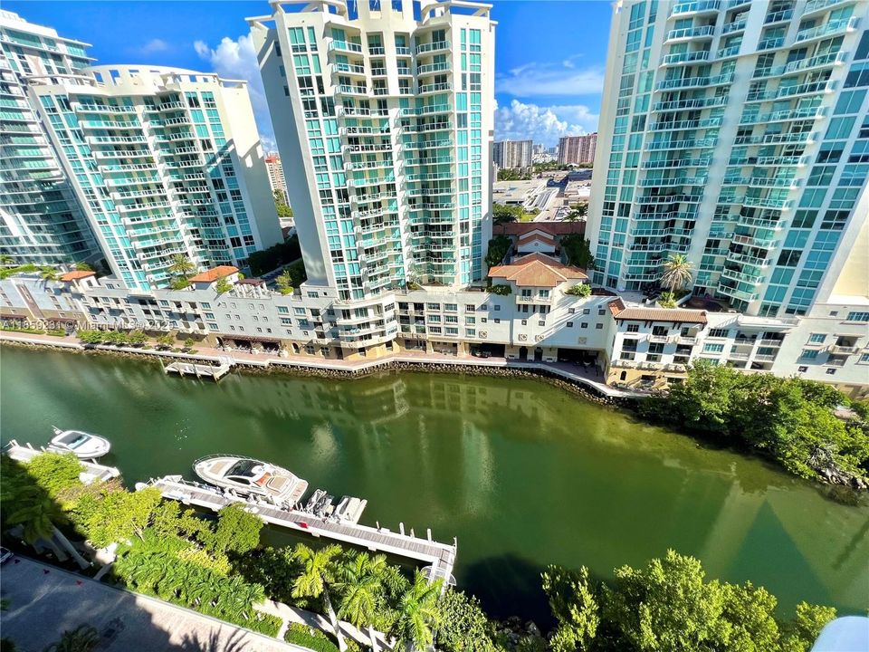 Activo con contrato: $14,000 (3 camas, 3 baños, 2340 Pies cuadrados)