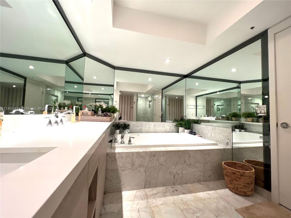 Activo con contrato: $14,000 (3 camas, 3 baños, 2340 Pies cuadrados)