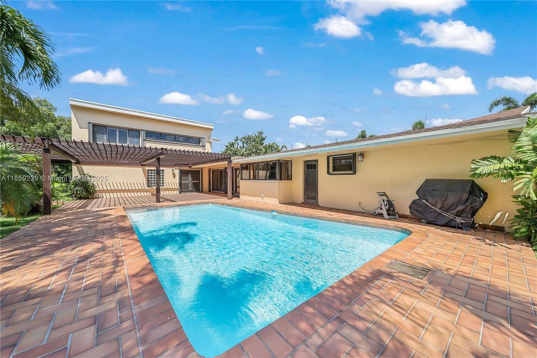 Active With Contract: $1,599,000 (4 beds, 3 baths, 2912 Square Feet)