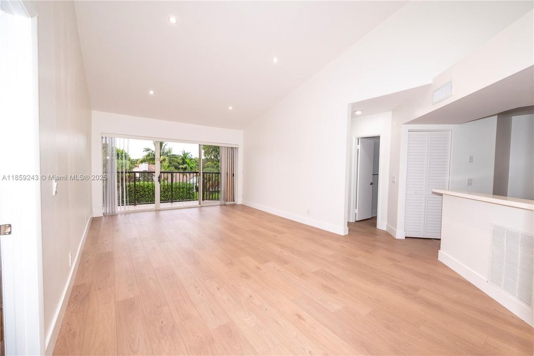 Active With Contract: $2,350 (2 beds, 2 baths, 984 Square Feet)