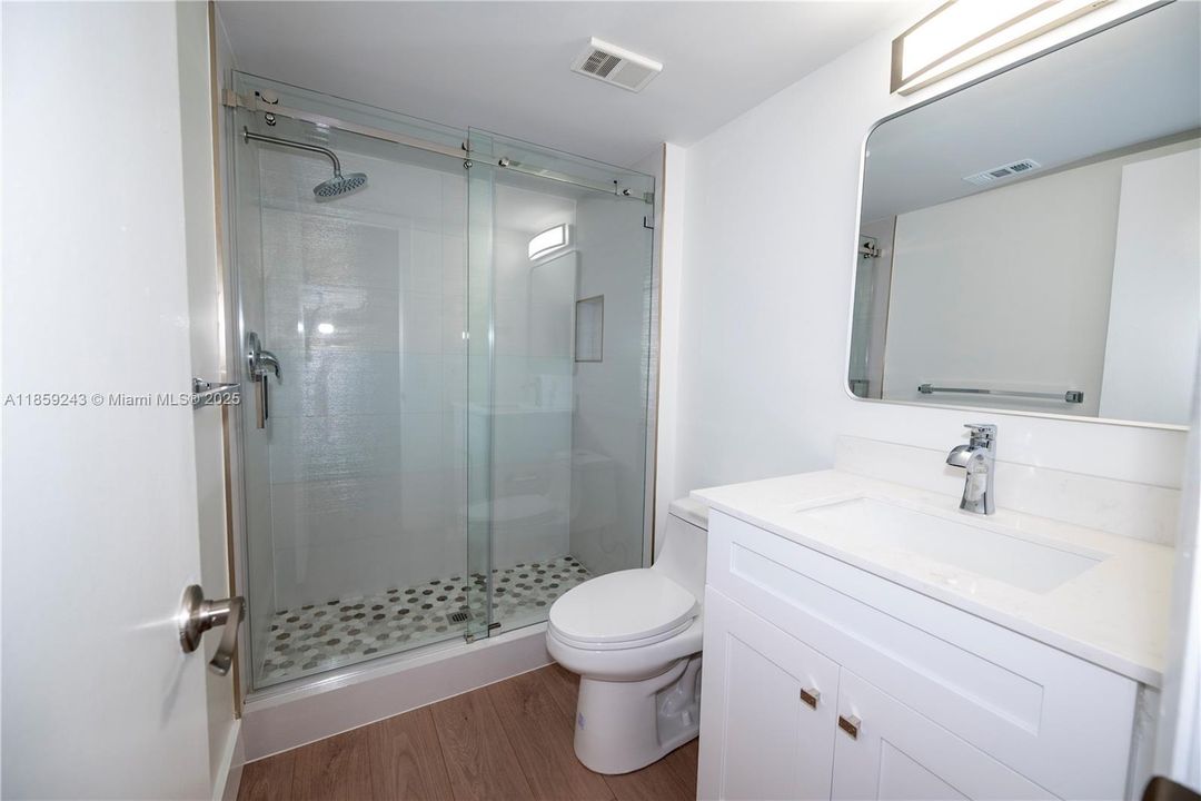 Active With Contract: $2,350 (2 beds, 2 baths, 984 Square Feet)