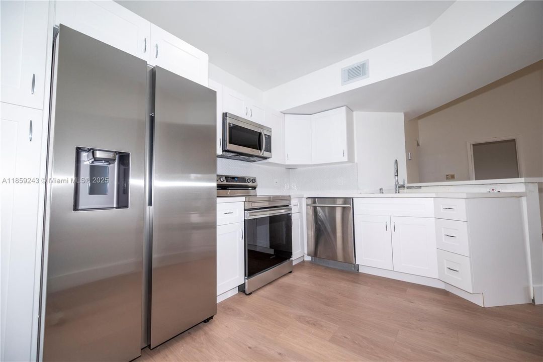 Active With Contract: $2,350 (2 beds, 2 baths, 984 Square Feet)