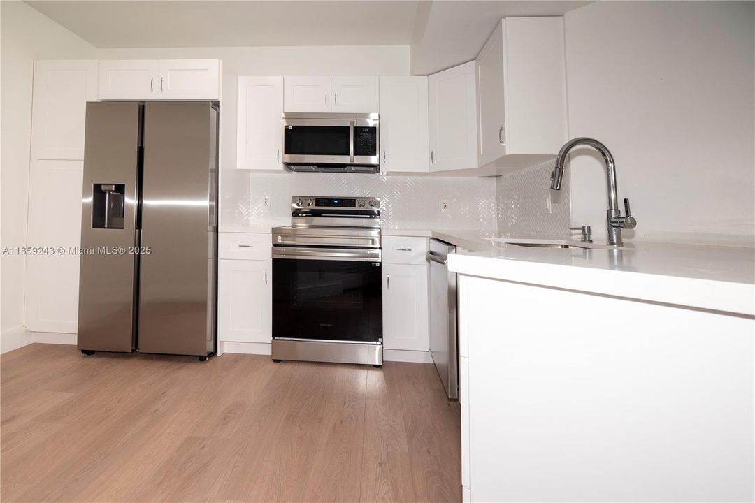 Active With Contract: $2,350 (2 beds, 2 baths, 984 Square Feet)