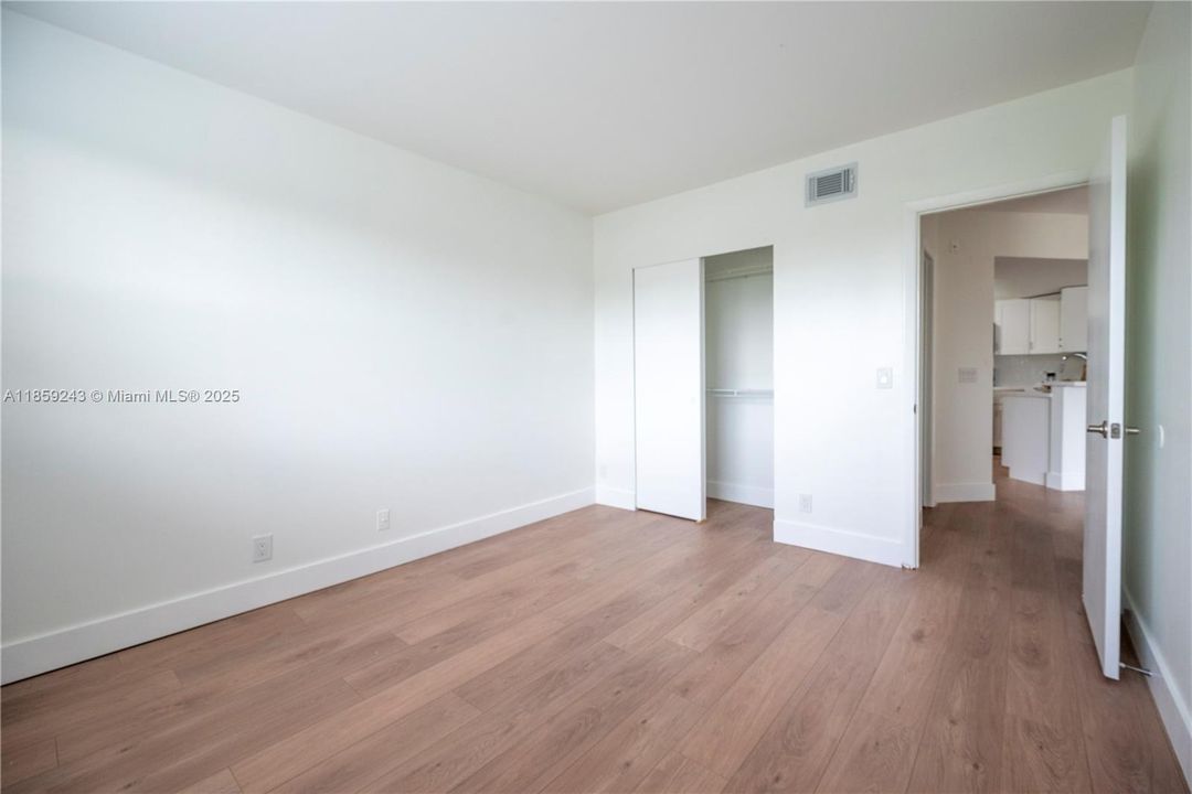 Active With Contract: $2,350 (2 beds, 2 baths, 984 Square Feet)