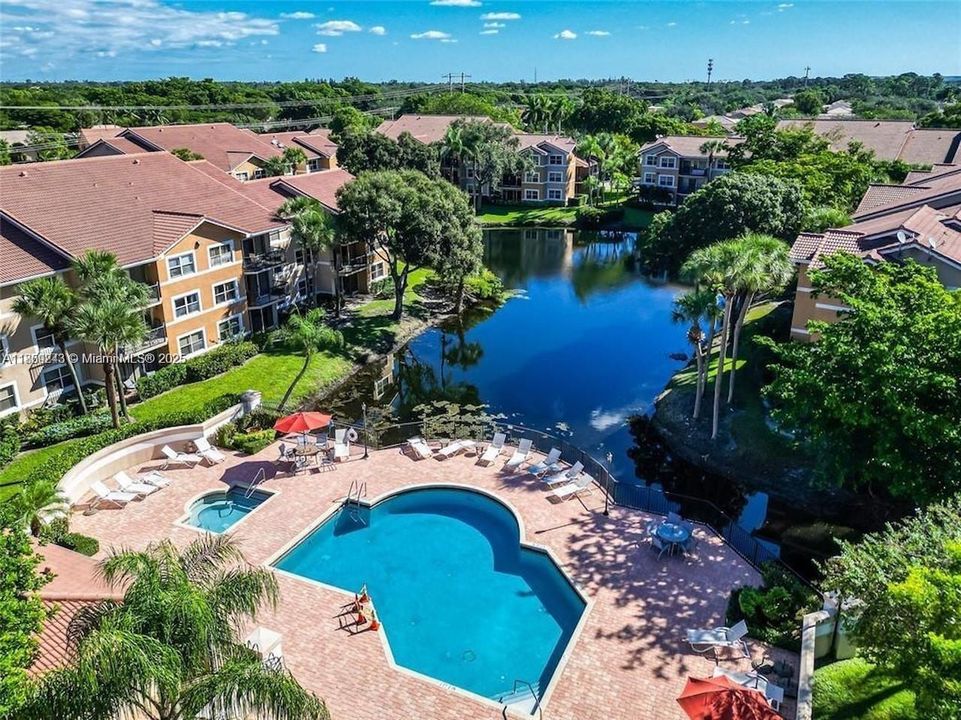 Active With Contract: $2,350 (2 beds, 2 baths, 984 Square Feet)