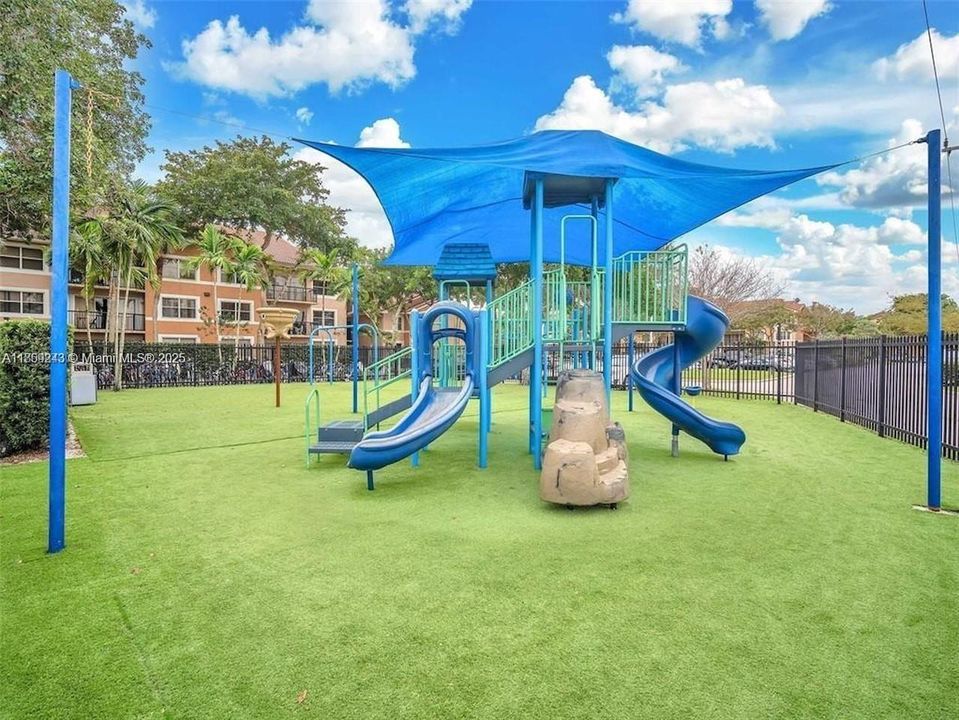 Active With Contract: $2,350 (2 beds, 2 baths, 984 Square Feet)