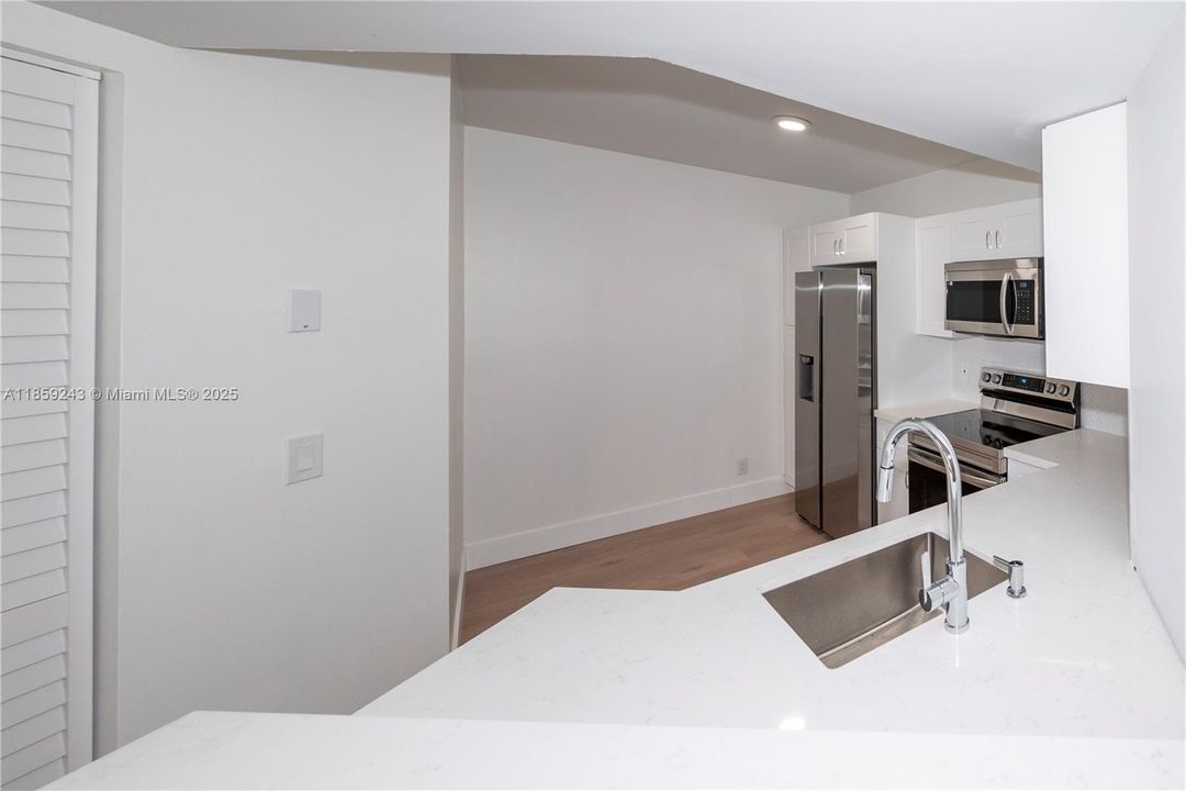 Active With Contract: $2,350 (2 beds, 2 baths, 984 Square Feet)