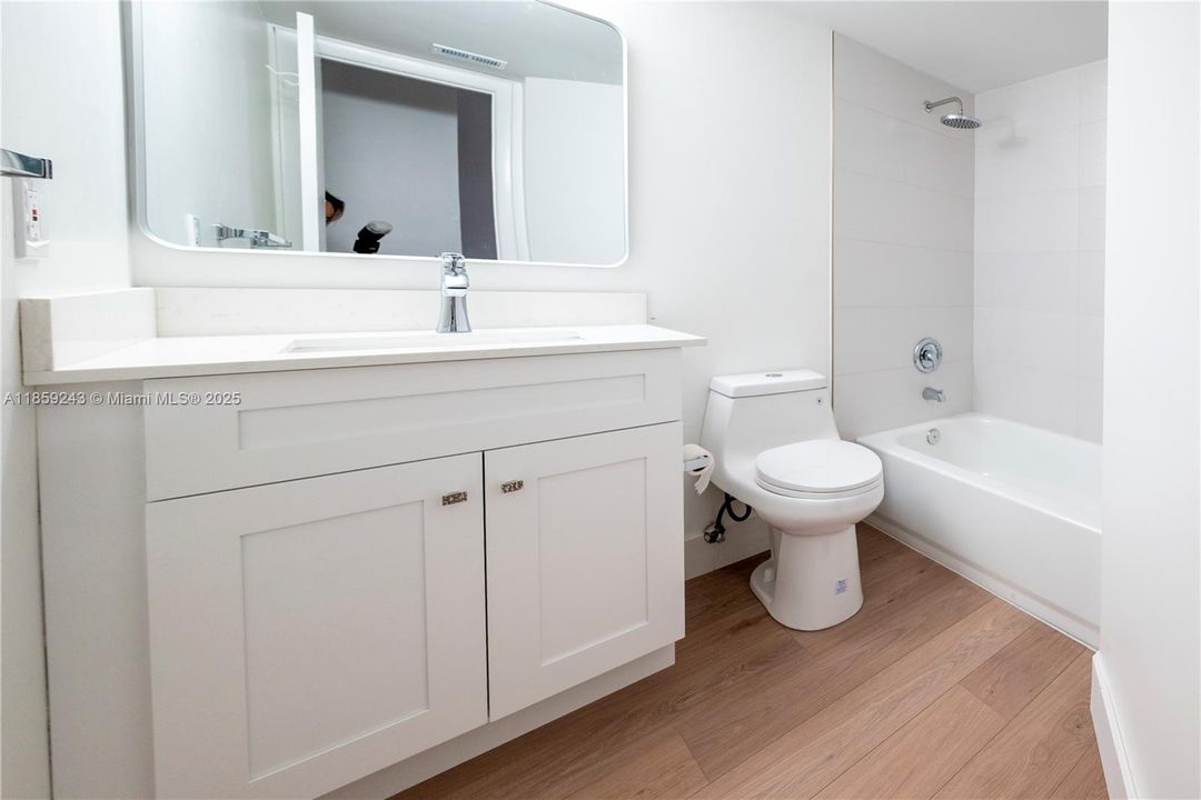 Active With Contract: $2,350 (2 beds, 2 baths, 984 Square Feet)