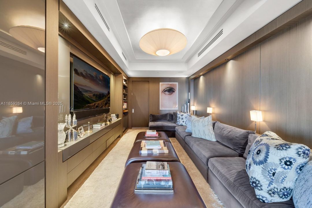 На продажу: $13,995,000 (3 спален, 3 ванн, 3884 Квадратных фут)