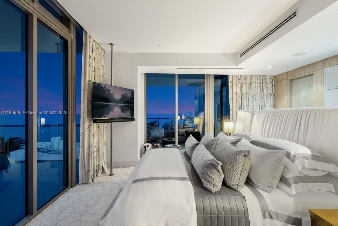 На продажу: $13,995,000 (3 спален, 3 ванн, 3884 Квадратных фут)