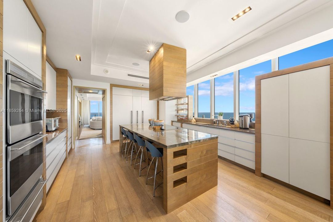 На продажу: $13,995,000 (3 спален, 3 ванн, 3884 Квадратных фут)