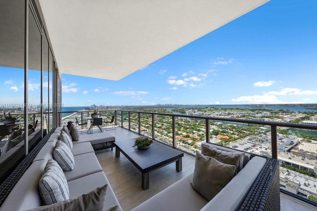 На продажу: $13,995,000 (3 спален, 3 ванн, 3884 Квадратных фут)