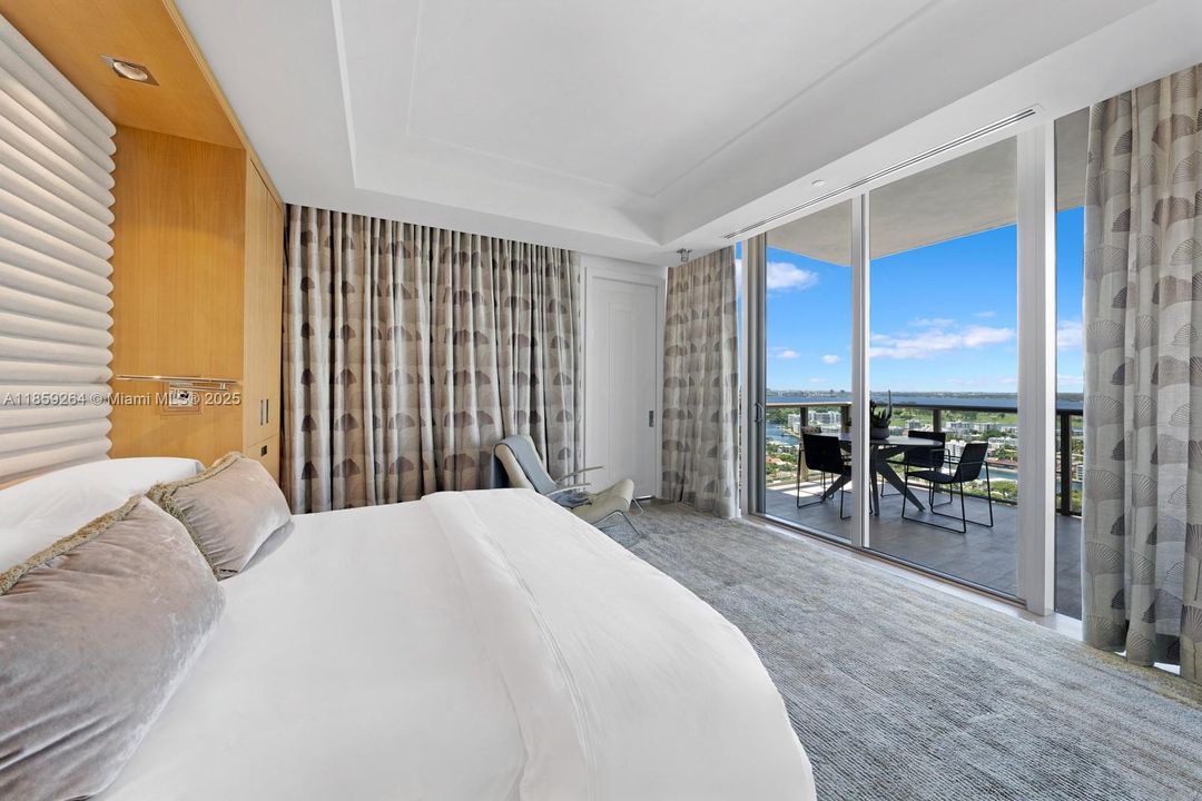 На продажу: $13,995,000 (3 спален, 3 ванн, 3884 Квадратных фут)