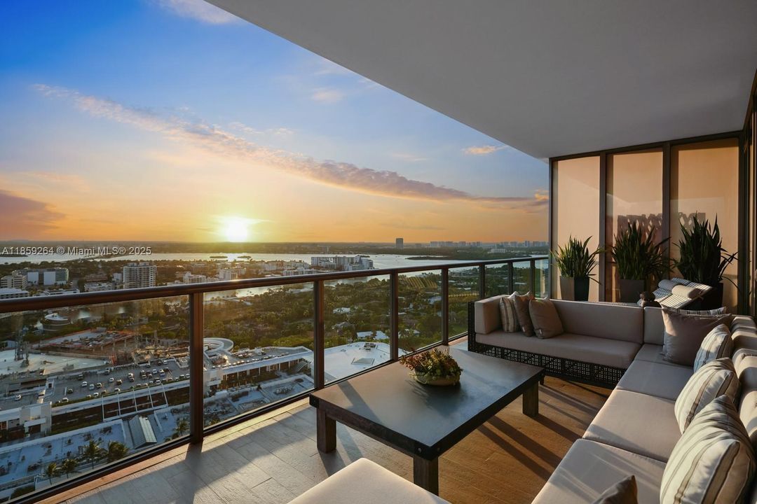 На продажу: $13,995,000 (3 спален, 3 ванн, 3884 Квадратных фут)