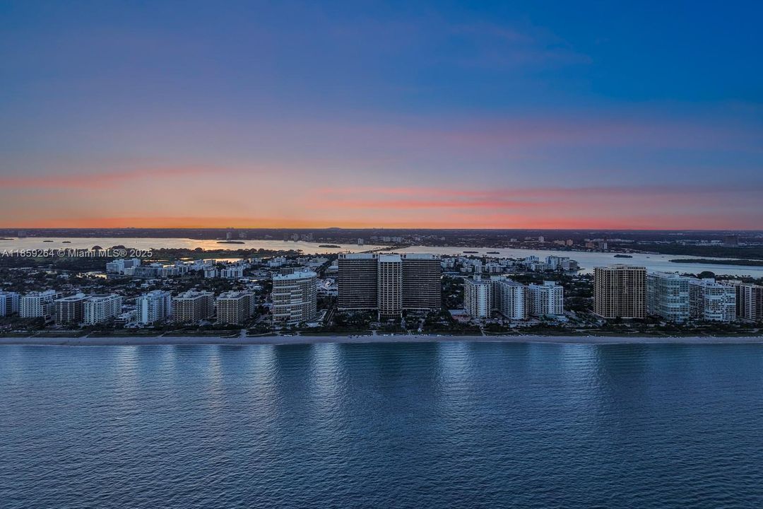 На продажу: $13,995,000 (3 спален, 3 ванн, 3884 Квадратных фут)