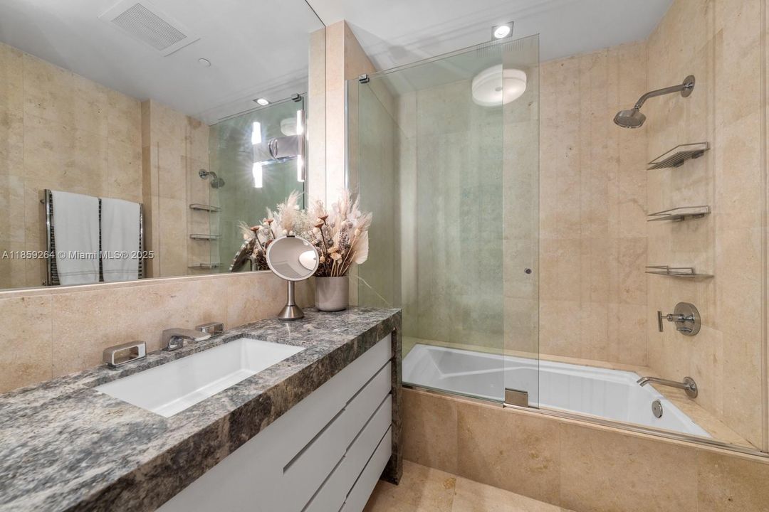 На продажу: $13,995,000 (3 спален, 3 ванн, 3884 Квадратных фут)