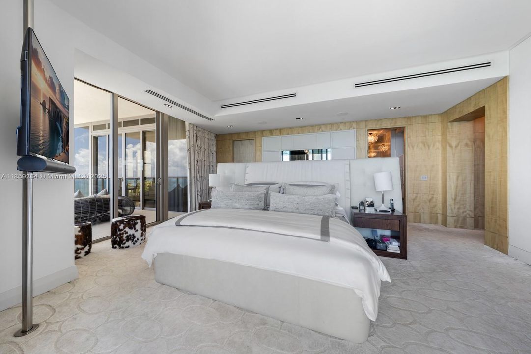 На продажу: $13,995,000 (3 спален, 3 ванн, 3884 Квадратных фут)