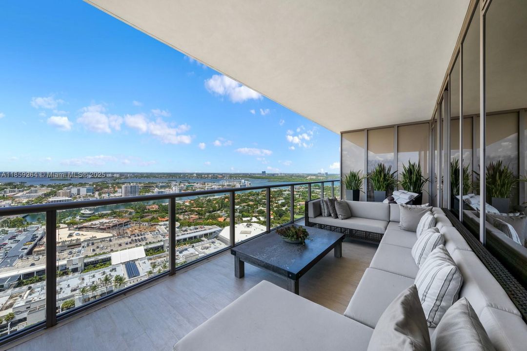 На продажу: $13,995,000 (3 спален, 3 ванн, 3884 Квадратных фут)