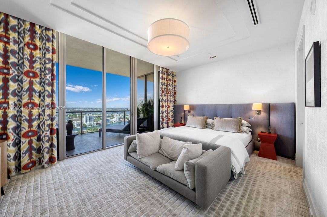 На продажу: $13,995,000 (3 спален, 3 ванн, 3884 Квадратных фут)