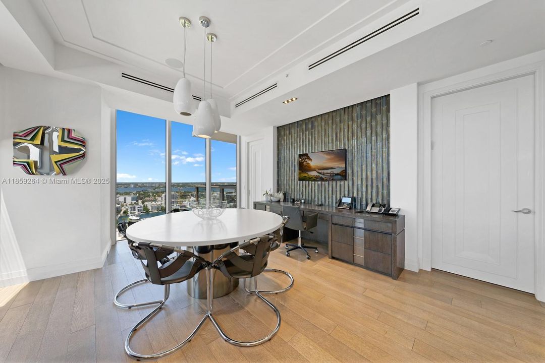 На продажу: $13,995,000 (3 спален, 3 ванн, 3884 Квадратных фут)