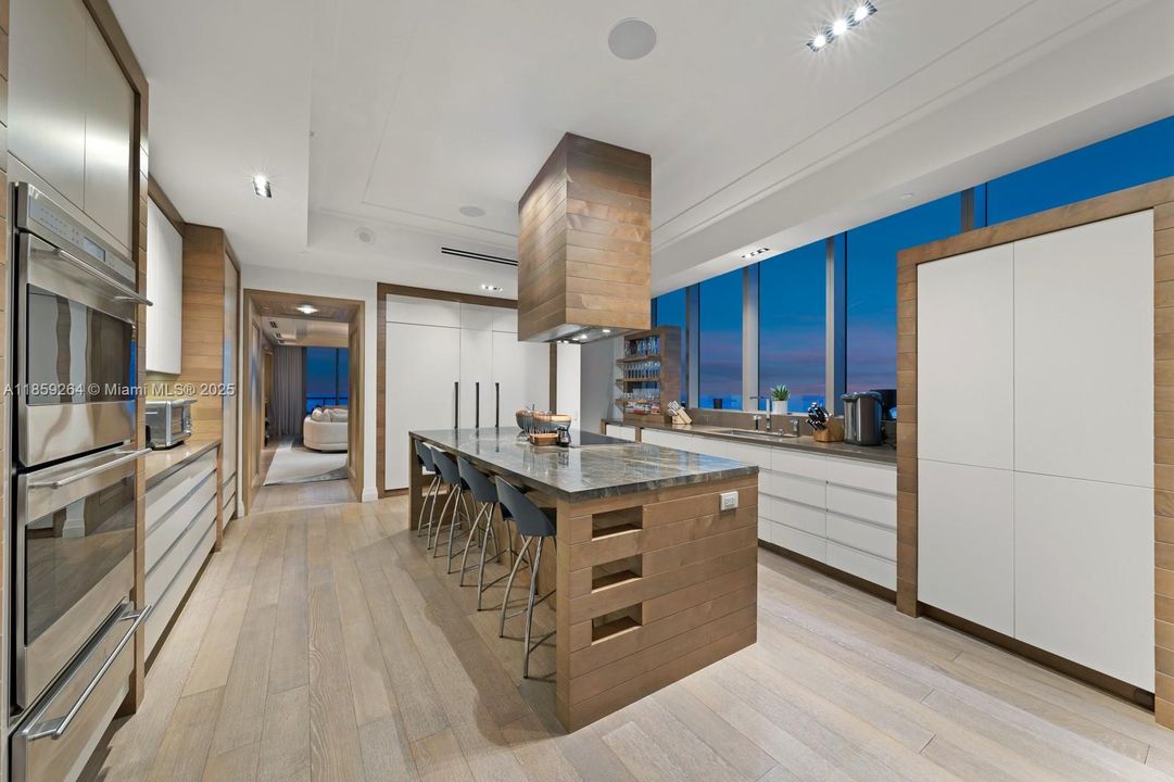 На продажу: $13,995,000 (3 спален, 3 ванн, 3884 Квадратных фут)