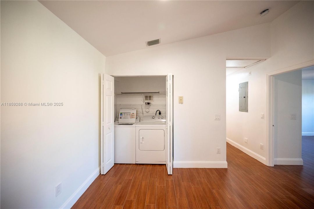 合同活跃: $1,750 (1 贝兹, 1 浴室, 846 平方英尺)