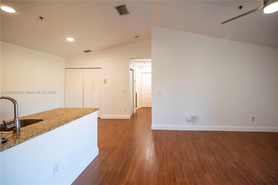 合同活跃: $1,750 (1 贝兹, 1 浴室, 846 平方英尺)