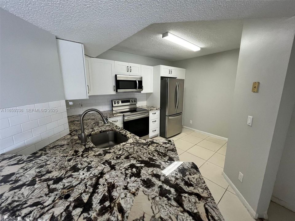 Active With Contract: $220,000 (2 beds, 2 baths, 984 Square Feet)
