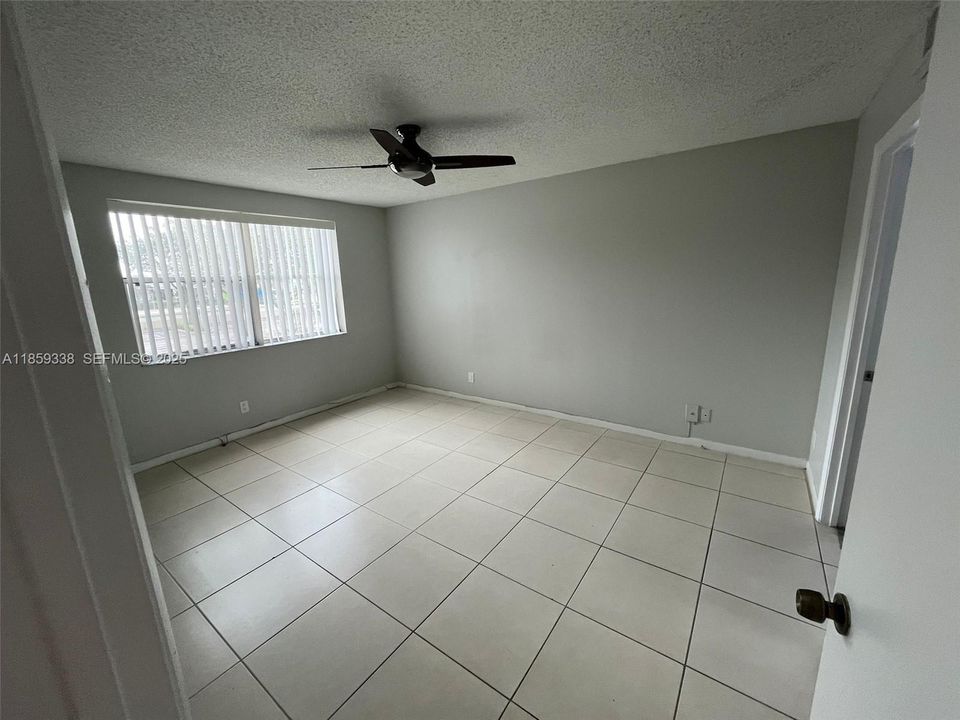 Active With Contract: $220,000 (2 beds, 2 baths, 984 Square Feet)
