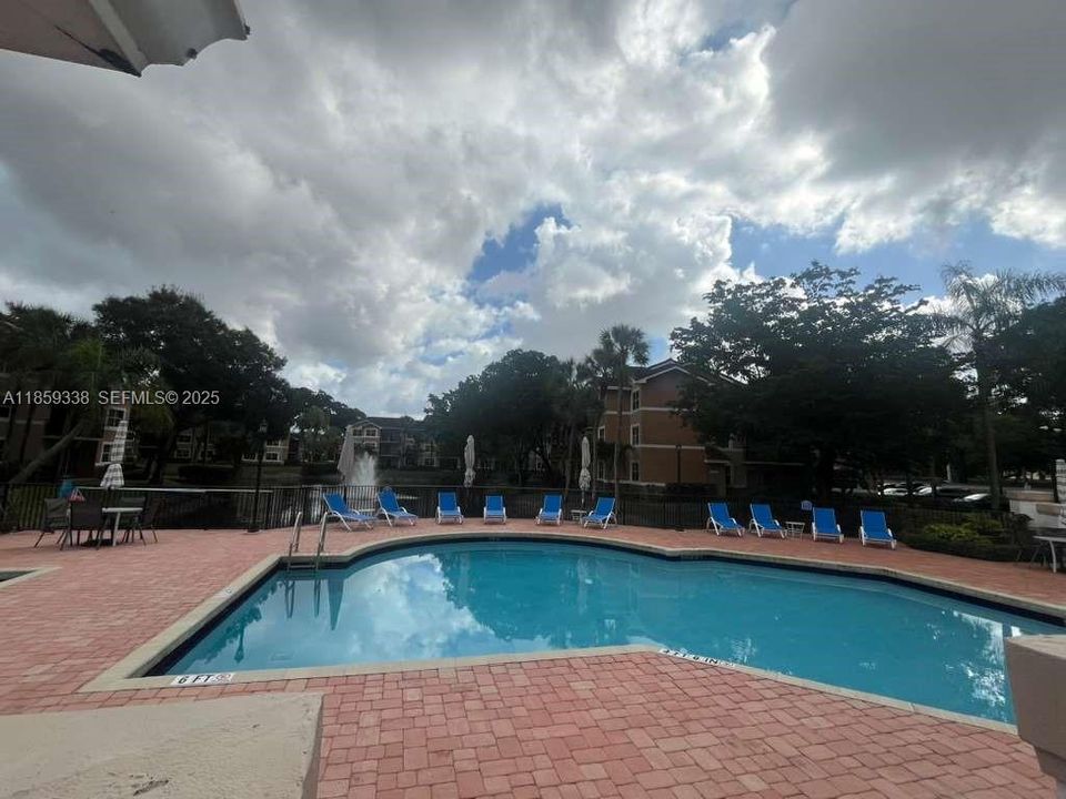 Active With Contract: $220,000 (2 beds, 2 baths, 984 Square Feet)