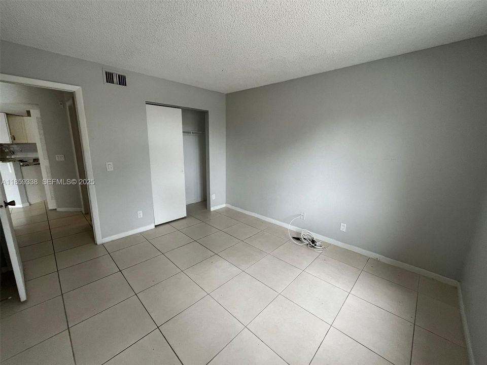Active With Contract: $220,000 (2 beds, 2 baths, 984 Square Feet)